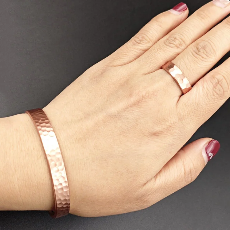 Juego de pulsera y anillo de cobre puro de 2 piezas, diseño de patrón de martillo ajustable, hermoso conjunto de joyería, bueno para regalos festivos