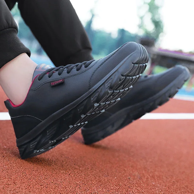 Zapatos para correr para hombre, zapatos para caminar planos y cómodos con parte superior de PU negra, zapatos deportivos informales de cuero ligeros y de pies anchos