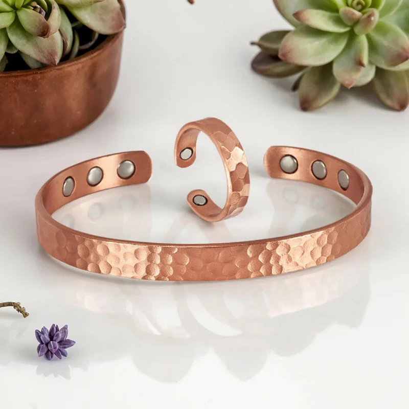 Juego de pulsera y anillo de cobre puro de 2 piezas, diseño de patrón de martillo ajustable, hermoso conjunto de joyería, bueno para regalos festivos
