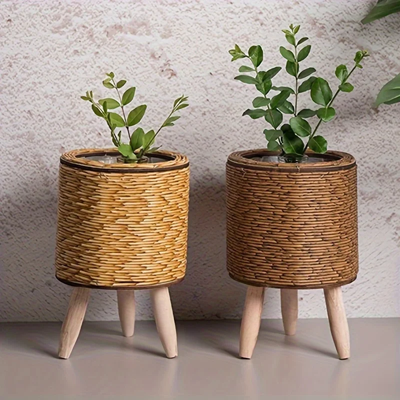 Encantadora maceta rústica de ratán con patas de madera, cesta de almacenamiento tejida versátil para plantas de interior/exterior y decoración