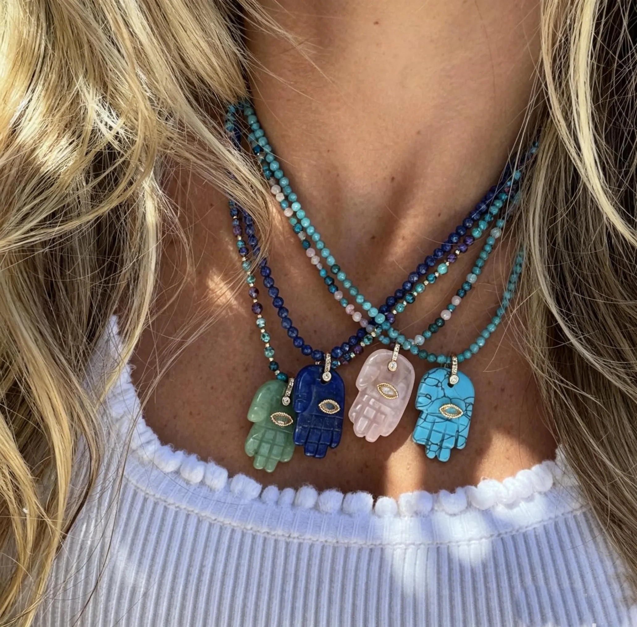 Collar con colgante de pez pequeño bañado en oro, con cuentas de ábaco de piedra natural de colores y cuentas espaciadoras de acero inoxidable, modelo 2026, de última colección.