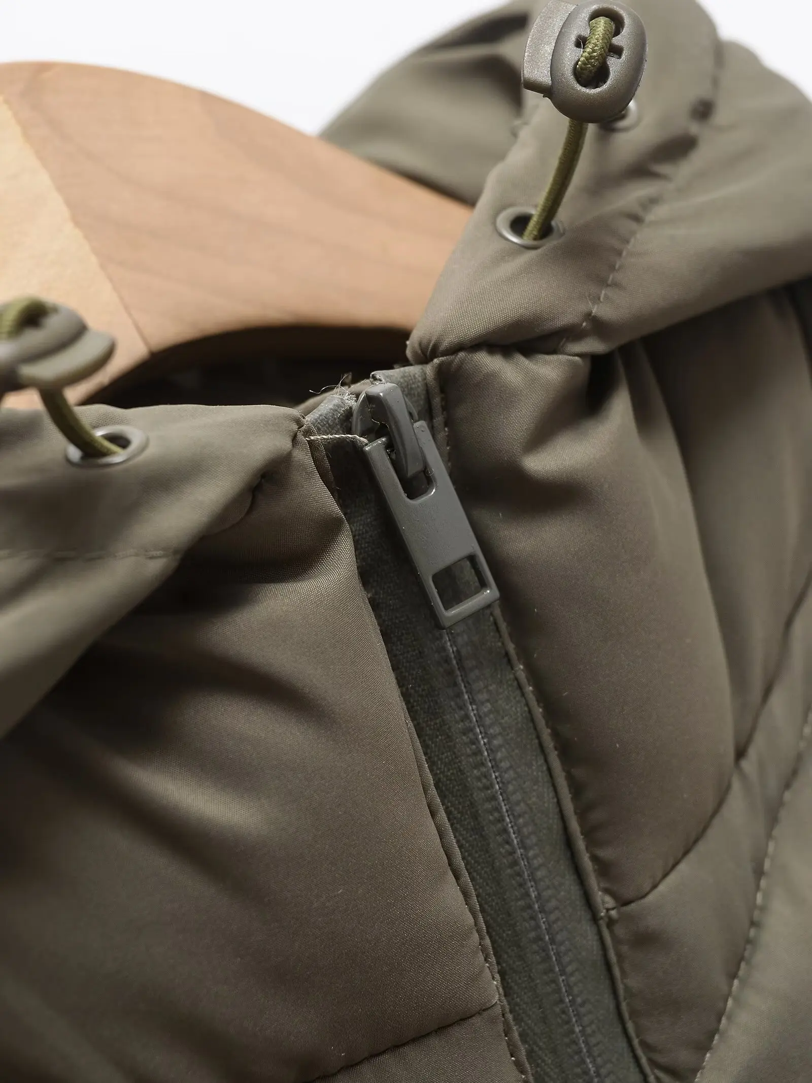 Otoño Invierno 2026, Chaquetas Elegantes de Algodón con Capucha y Diseño Patchwork para Mujer, Abrigos Deportivos Ajustados y Cálidos en Verde Militar.