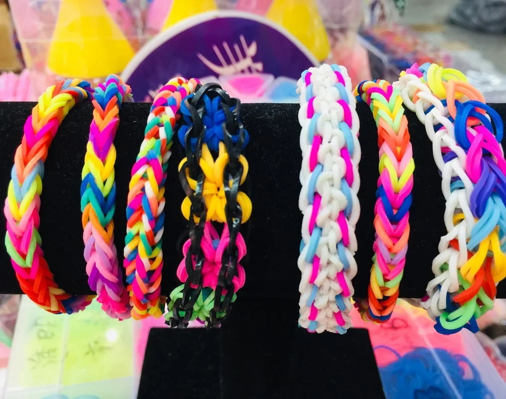 Nuevas pulseras fluorescentes con brillo, 600 Uds., suministros para hacer bandas de telar de goma DIY, collares de muñeca para niñas, suministros de fiesta, juguetes para niños