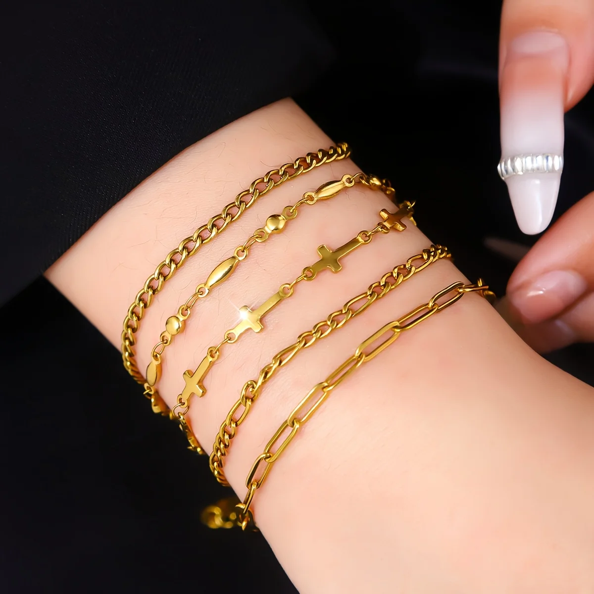 Conjunto aleatorio de 8 pulseras de acero inoxidable chapadas en oro de 18 quilates para mujer, elegantes y lujosas, con un diseño único y con estilo, adecuadas para todas las estaciones.