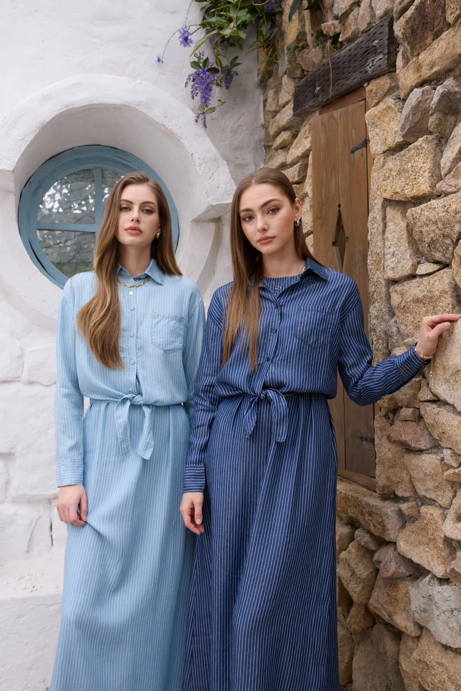 Conjunto de camisa cruzada y vestido a rayas de denim ligero de lyocell AS SS26, conjunto a juego, atuendo femenino moderno y vibrante.