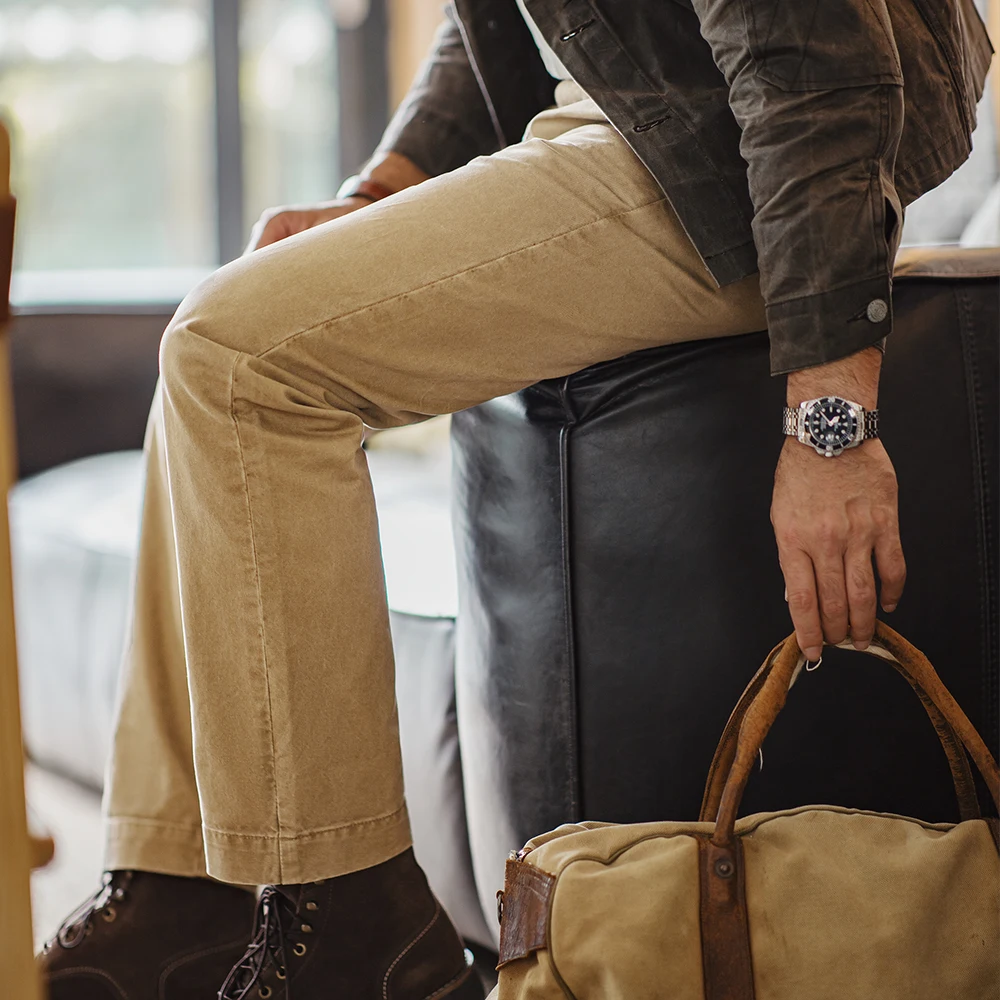 Maden presenta pantalones casuales vintage para hombre en color caqui, hechos de sarga de algodón pesado. Corte recto clásico, perfecto para el trabajo en otoño, con cierre de cremallera que brinda comodidad y estilo