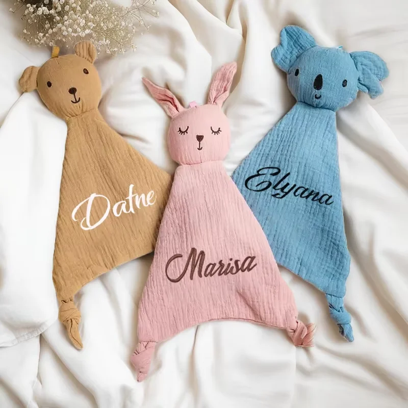 Juego de edredón y babero personalizados para bebé con nombre bordado y diseño de animales, ideal para regalo de baby shower o Pascua.