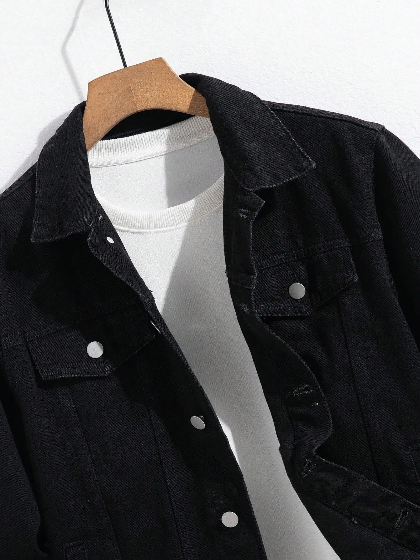 Chaqueta vaquera para hombre, ideal para primavera y otoño. Abrigo minimalista negro. Casual diario. Estilo moderno y a la última.