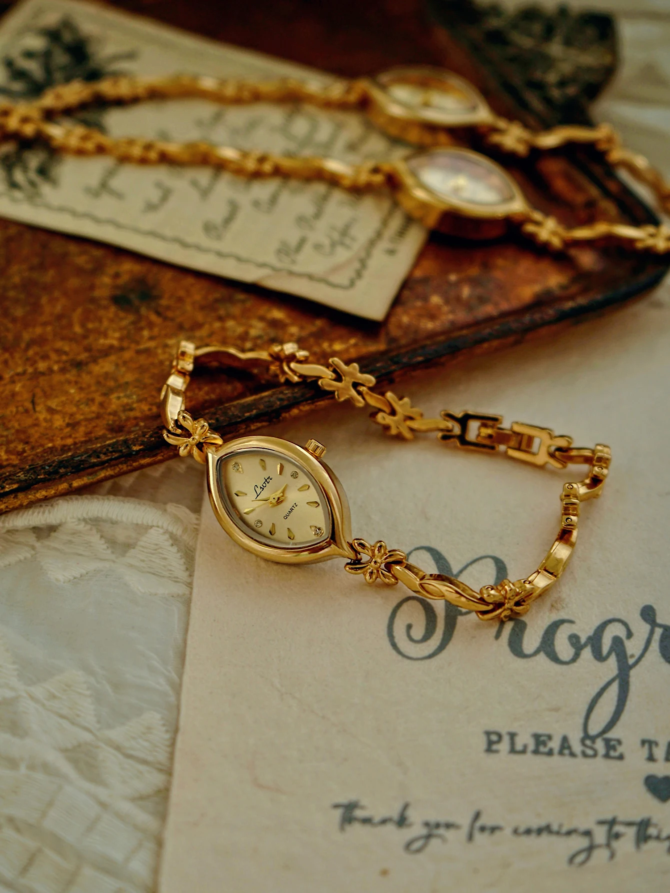 1 pieza de nuevo reloj francés retro dorado con esfera pequeña para mujer, pulsera moderna, sencilla, lujosa, elegante, compacta e impermeable, reloj de cuarzo para mujer, adecuado para muñecas decorativas para uso diario, cena y otras ocasiones