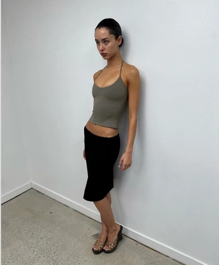 Falda con estampado de dólares estadounidenses, falda ajustada negra de cintura media-baja, tela de rayón de doble capa, falda de longitud media versátil, elástica y elegante de cintura baja que estiliza la figura.