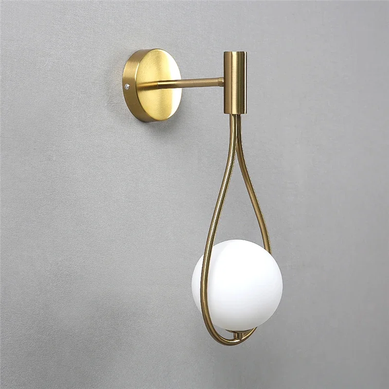 Lámpara de pared con bola de cristal de Metal moderna, lámparas de pared simples nórdicas para sala de estar, dormitorio, mesita de noche, pasillo, escalera, luces de pared