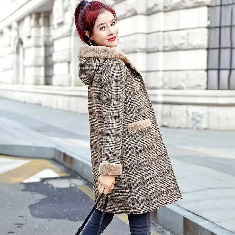Abrigo Largo de Lana Gruesa con Capucha y Diseño a Cuadros, de Pelo de Conejo, Cálido y Elegante, para Mujer, Modelo H, Colección Invierno 2026