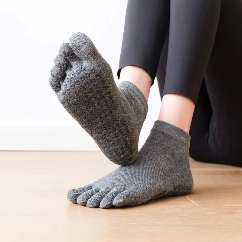 Calcetines de Pilates transpirables para mujer, medias antideslizantes de silicona de cinco dedos para Yoga, Ballet, baile, Fitness, deportes, algodón