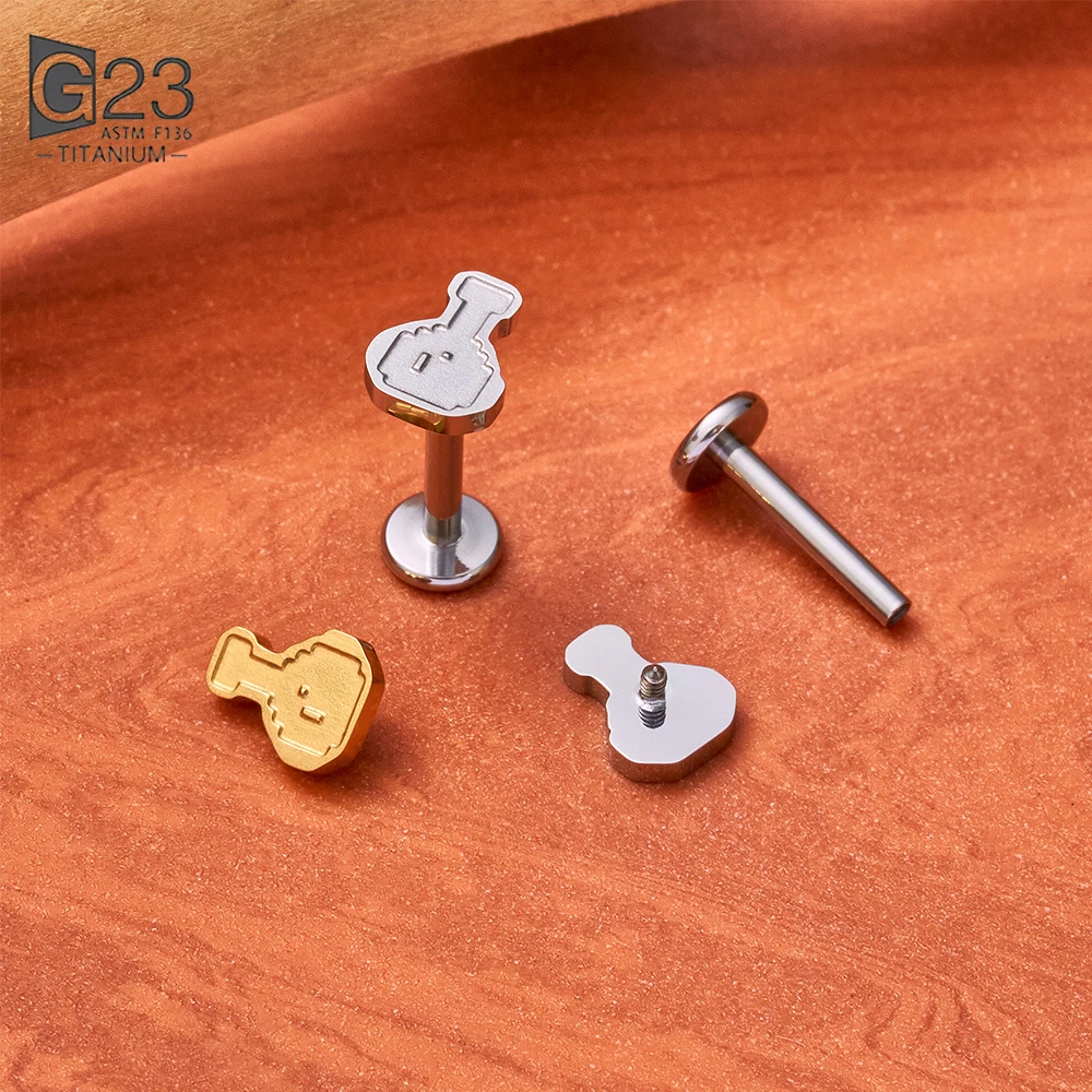 Piercing de Titanio G23 ASTM F136 con Rosca Interna, Diseño Gráfico Pixelado, para Labret, Tragus, Hélix, Cartílago, Oreja, Labio y Cuerpo