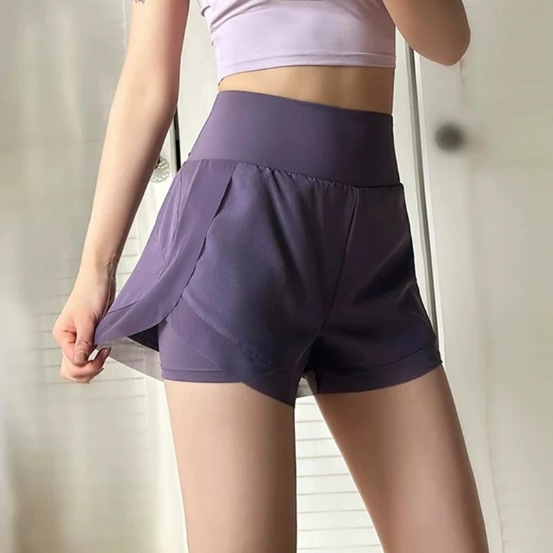 Pantalones cortos deportivos de yoga para mujer, pantalones cortos casuales transpirables de dos piezas falsos de malla suelta antideslumbrantes para correr para fitness