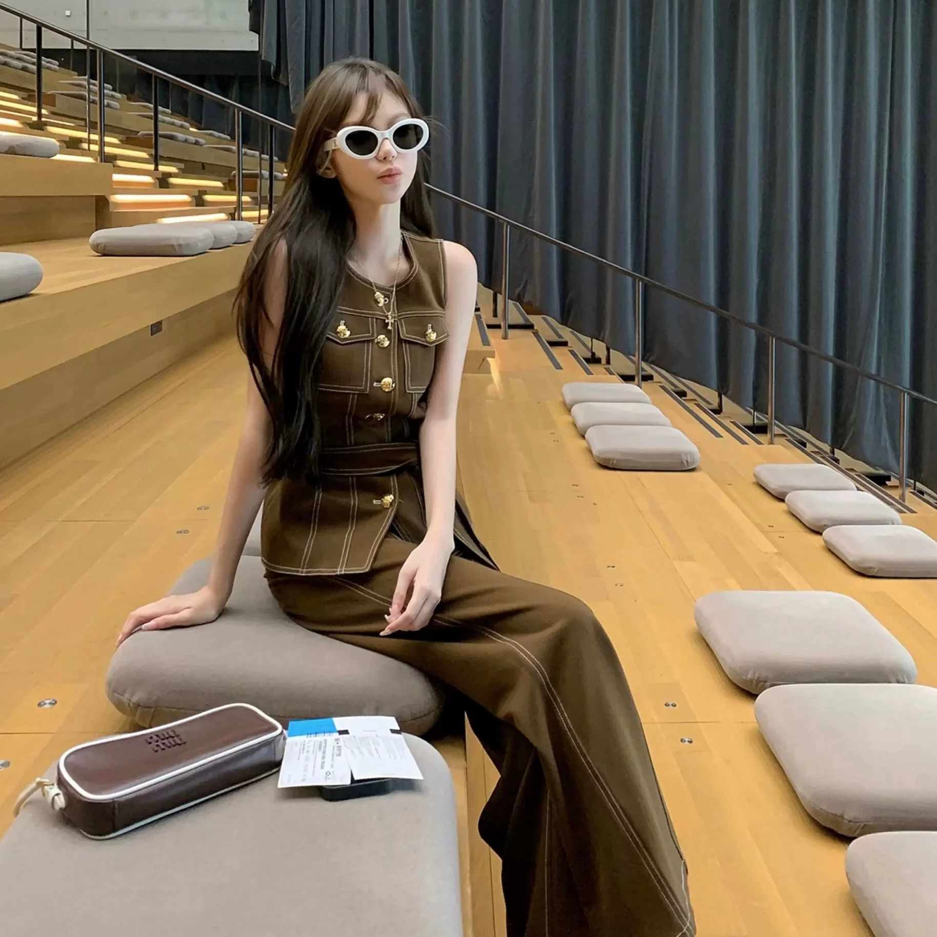 Conjunto de moda japonesa 2026: Nuevo chaleco vaquero retro con botones, pantalones cortos, cinturón con hebilla dorada cosida Y2K y pantalones rectos a la moda.