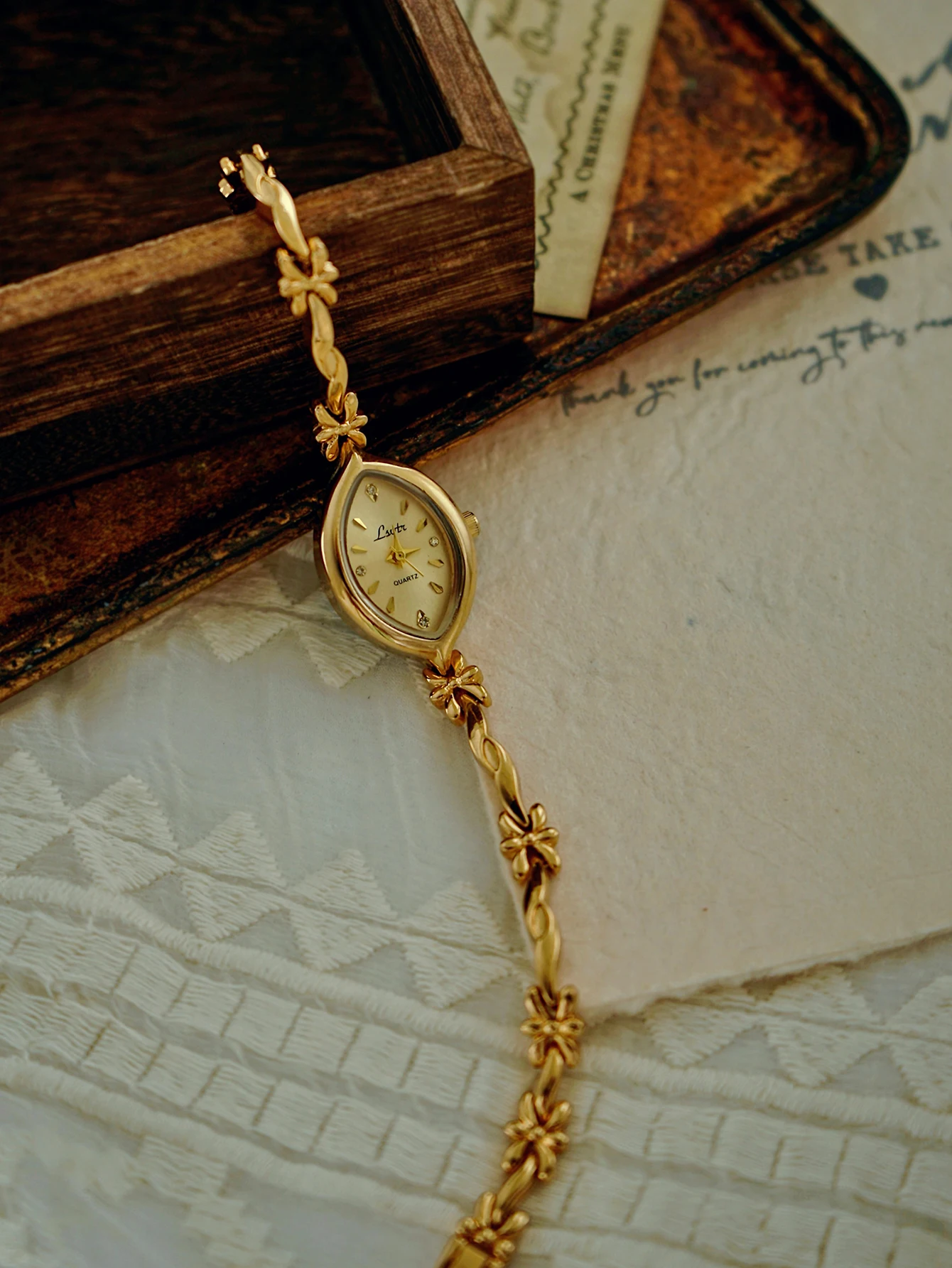 1 pieza de nuevo reloj francés retro dorado con esfera pequeña para mujer, pulsera moderna, sencilla, lujosa, elegante, compacta e impermeable, reloj de cuarzo para mujer, adecuado para muñecas decorativas para uso diario, cena y otras ocasiones