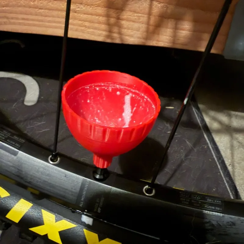 2 Piezas Embudo de Sellado para Instalación de Ruedas de Bicicleta sin Cámara, Fácil de Inyectar Pegamento, Herramienta de Reparación de Neumáticos