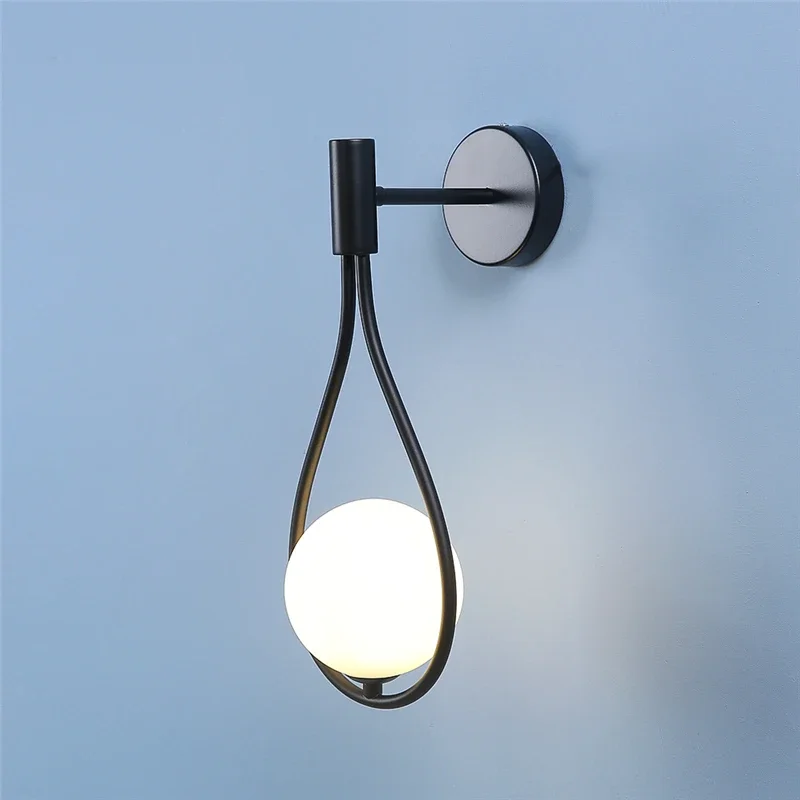Lámpara de pared con bola de cristal de Metal moderna, lámparas de pared simples nórdicas para sala de estar, dormitorio, mesita de noche, pasillo, escalera, luces de pared