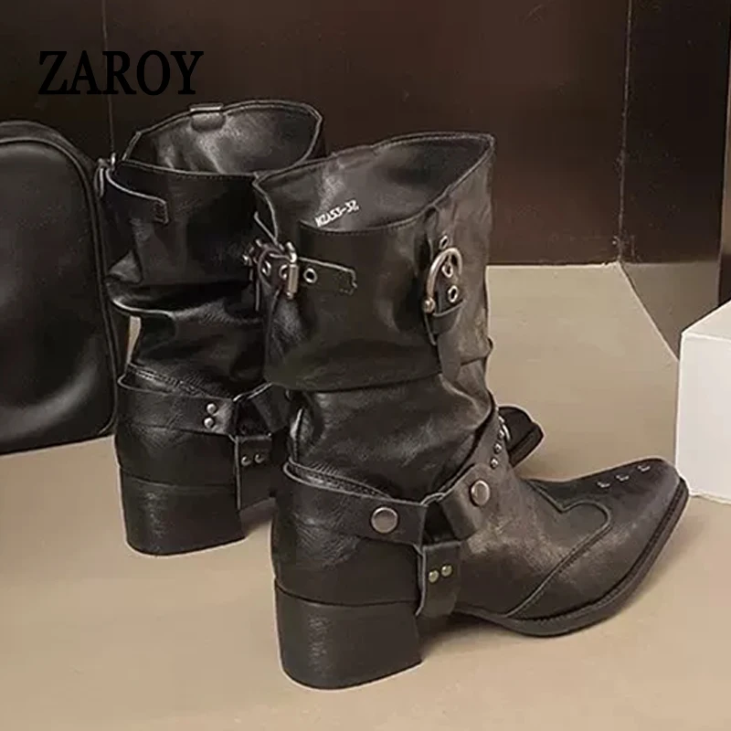 Botas Cortas Plisadas Estilo Punk ZAROY para Mujer, Tacones Cuadrados, Punta Puntiaguda, Caña Ancha, Botas Casuales Y2K con Hebilla y Correa, Botas de Motociclista