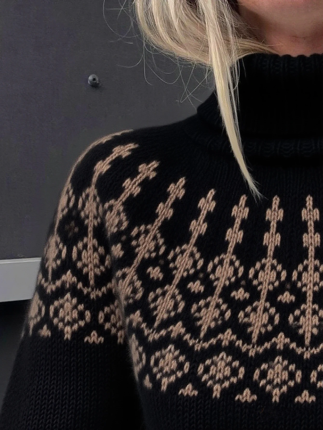 Nuevo Cárdigan de Punto de Diseño Exclusivo para Mujer, Otoño/Invierno, Estilo Desenfadado, Jersey de Cuello Alto Ajustado con Patrón Geométrico Negro, Top Casual y Elegante para Otoño/Invierno, Estilo Básico Versátil para el Uso Urbano, Ropa Casual con Estilo y a la Moda, Cárdigan de Punto con Diseño Exclusivo, Atuendo para San Valentín, Ropa Estilo Instagram, Popular entre las Coreanas, Regalo para Citas, Ropa de Mujer