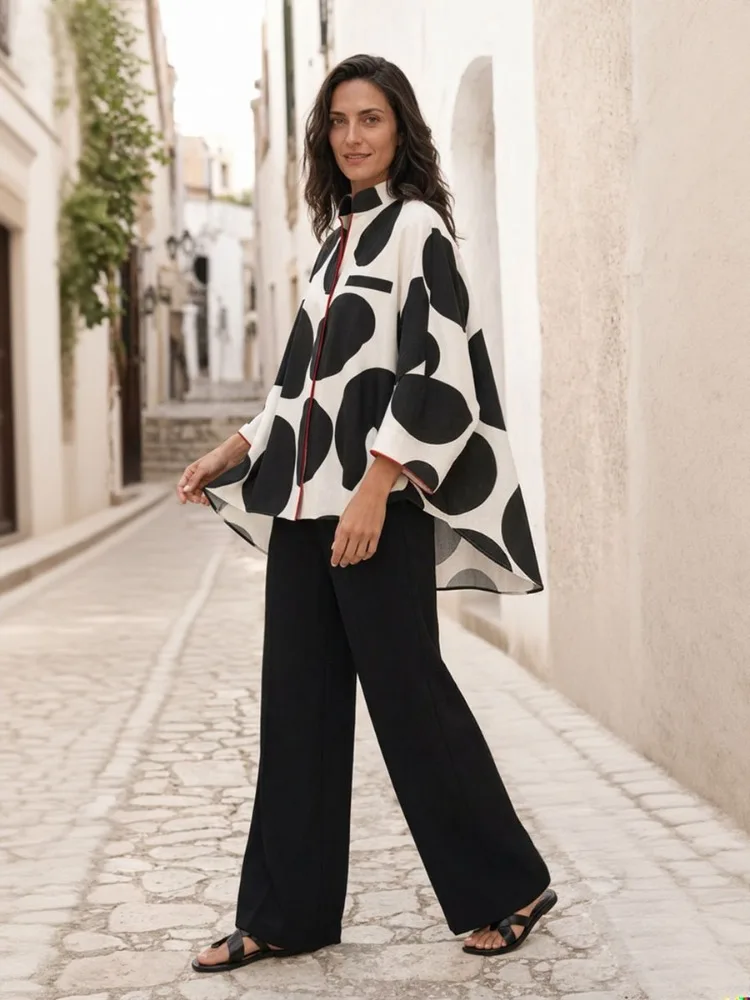 Blusa Yeezzi para Mujer con Cuello Alto y Grandes Lunares, Mangas 3/4, Ribete Rojo en Contraste, Corte Holgado, Bajo Asimétrico, Elegante y Casual para Oficina