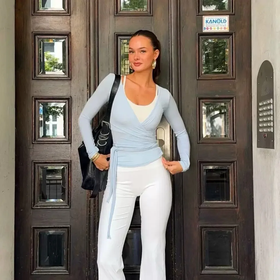 Camiseta de yoga de manga larga cruzada para mujer C-B, top corto con espalda en V profunda y lazo, con orificios para los pulgares, ajustada, para pilates, entrenamiento y deporte.