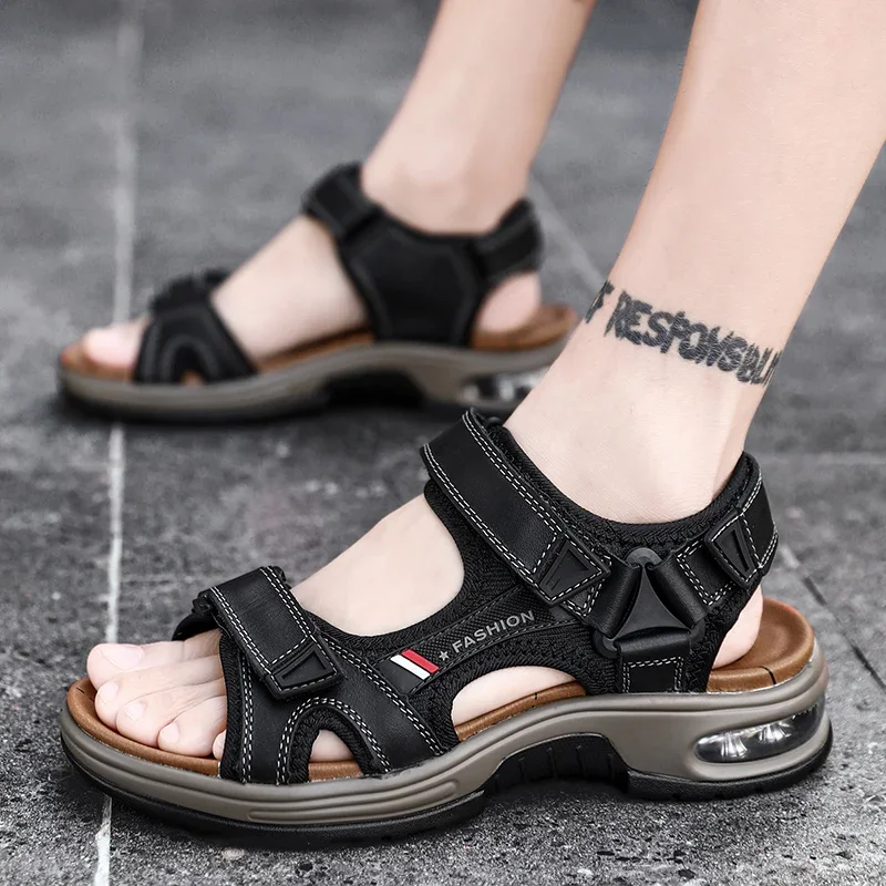 Nuevas sandalias de verano de cuero genuino para hombre, zapatos informales transpirables de diseño a la moda, sandalias de playa de fondo suave para hombre, talla grande 46