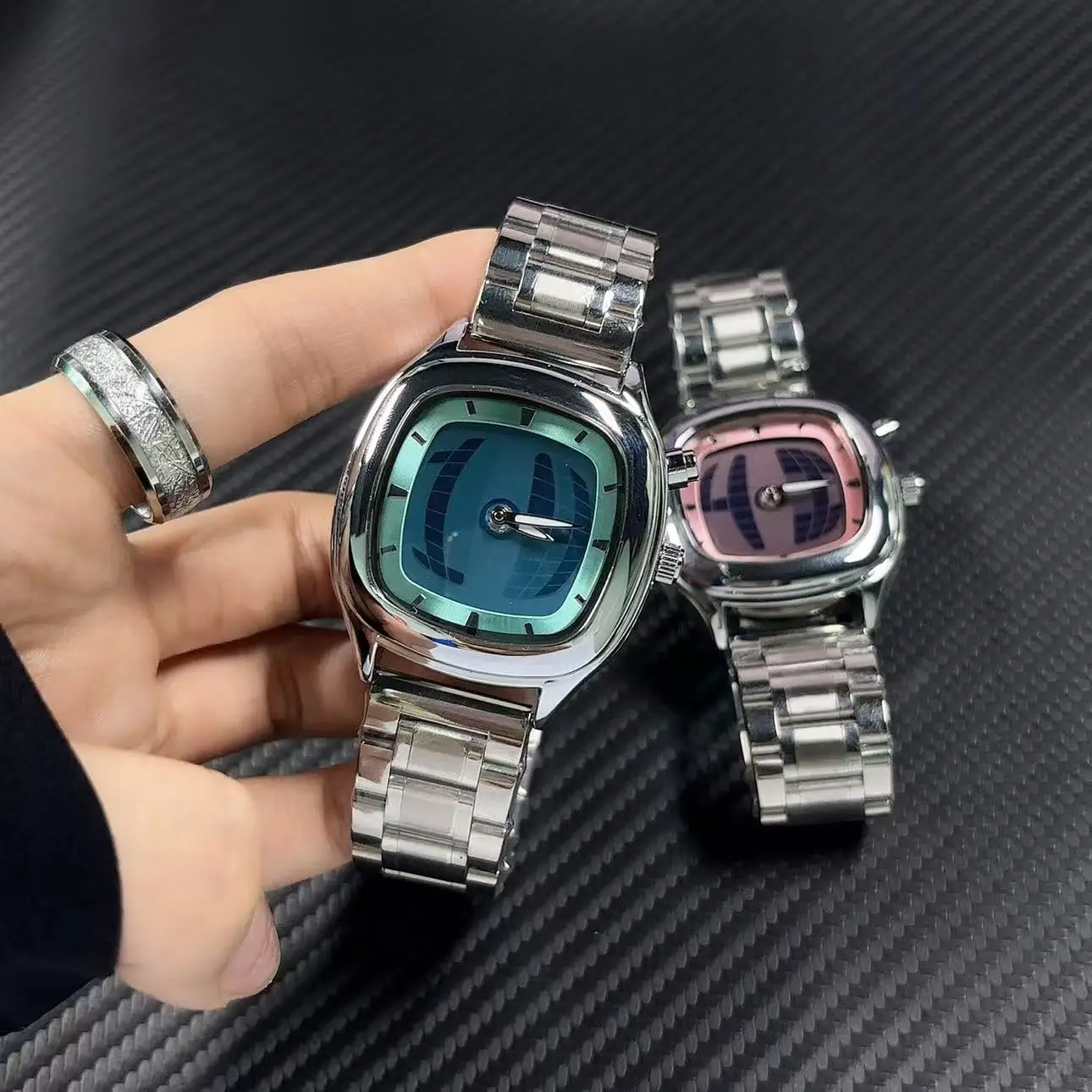 Reloj de Cuarzo Rojo, Diseño Cuadrado Y2K, Números con Puntero, Pantalla Dual, Acero, Personalizable, Relojes Modernos para Hombre, Diseño Dinámico y Ejecutivo