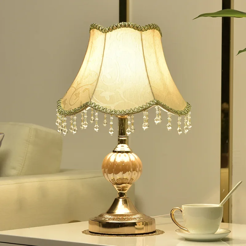 Lámpara de mesa de estilo europeo, lámpara de noche para dormitorio, táctil, Simple, moderno, romántico, creativo, Retro, lámparas de mesita de noche para el hogar, luz decorativa