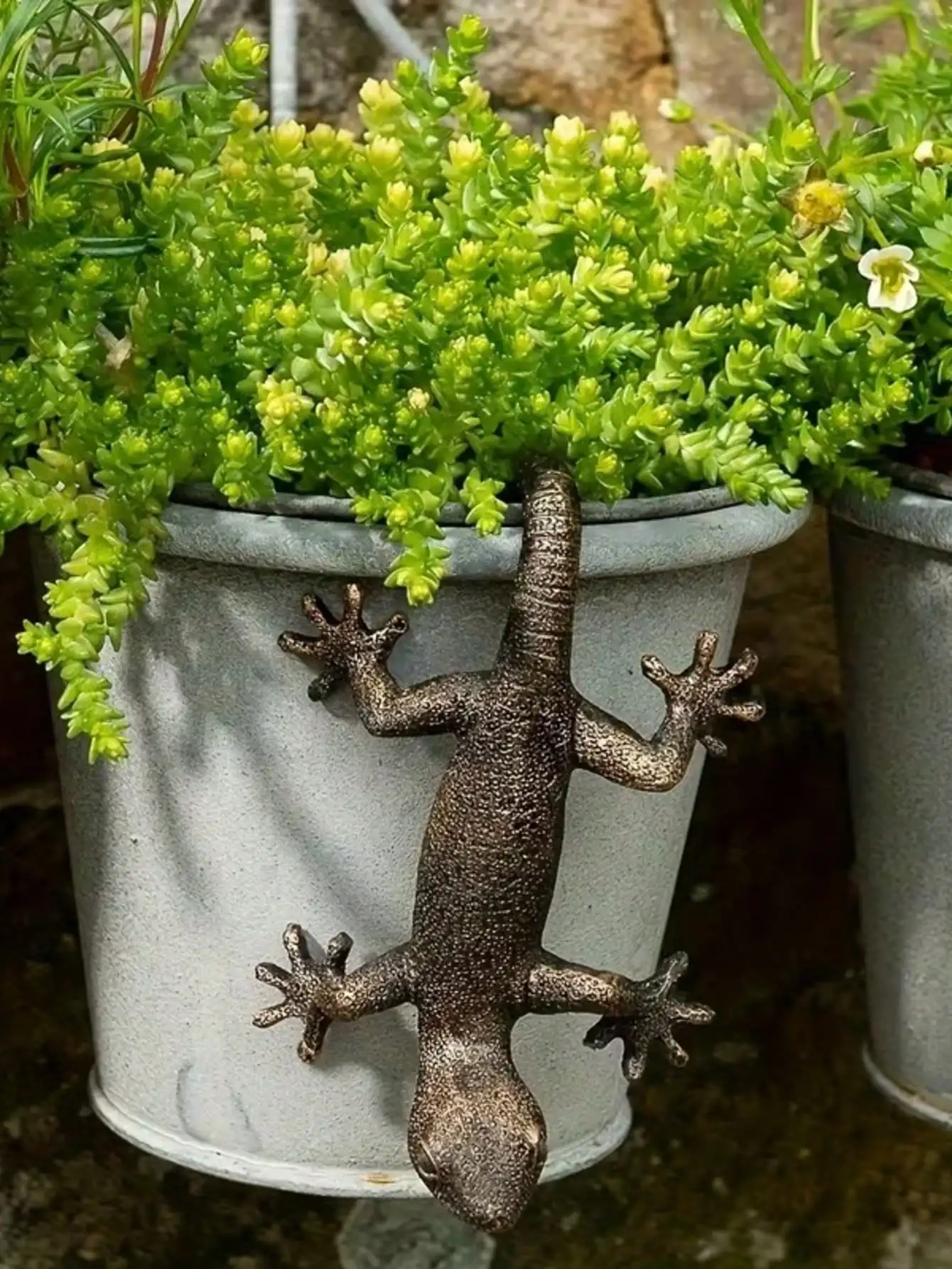1 pieza de encantadora figura de Gecko de bronce para colgar en la pared, estatua de animal de resina para espacios exteriores, decoración perfecta para días festivos