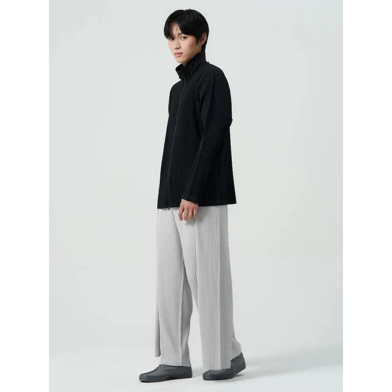 Chaqueta plisada Miyake para hombre con cremallera bidireccional; cárdigan estilo «plissé» de corte amplio y holgado; prenda de abrigo casual inspirada en el *streetwear* japonés.