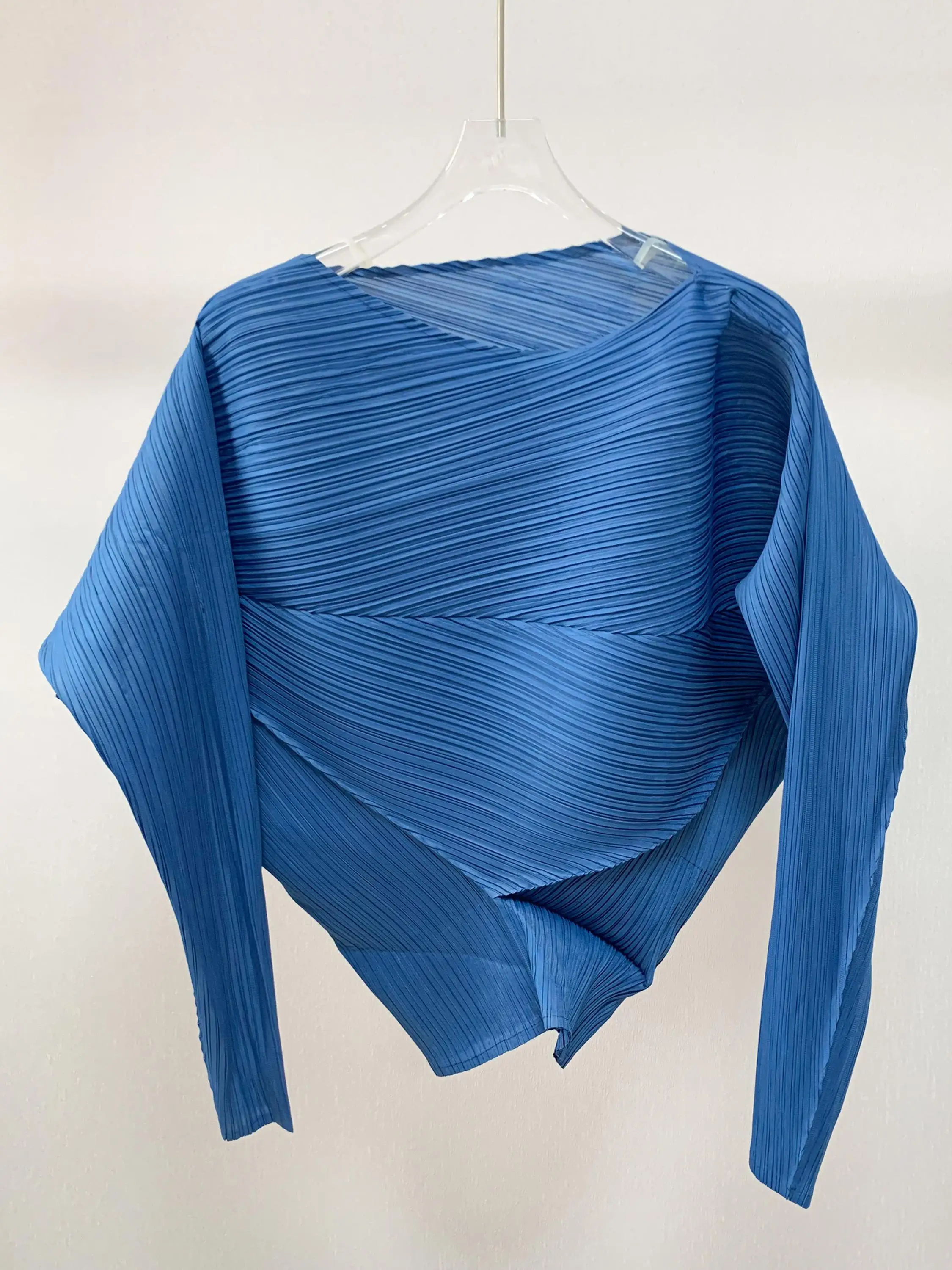 Camiseta de Color sólido Miyake 2025 primavera abierta nueva camisa de diseño de Tops plisados de forma fina versátil