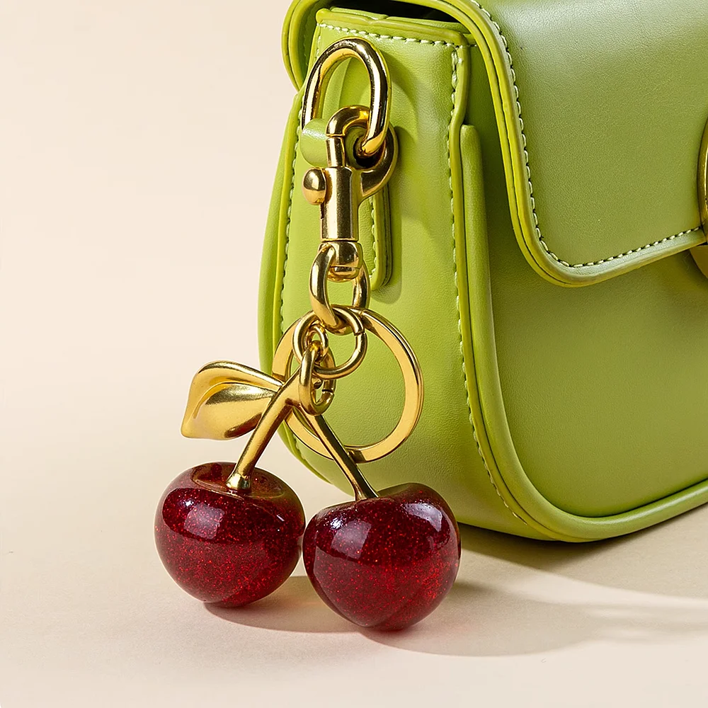 LLavero con colgante de cereza roja a la moda para mujer, bonito bolso, decoraciones, joyería multifuncional, accesorios para llaveros de coche, llavero con dije de regalo