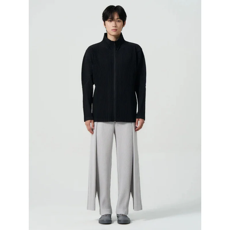 Chaqueta plisada Miyake para hombre con cremallera bidireccional; cárdigan estilo «plissé» de corte amplio y holgado; prenda de abrigo casual inspirada en el *streetwear* japonés.