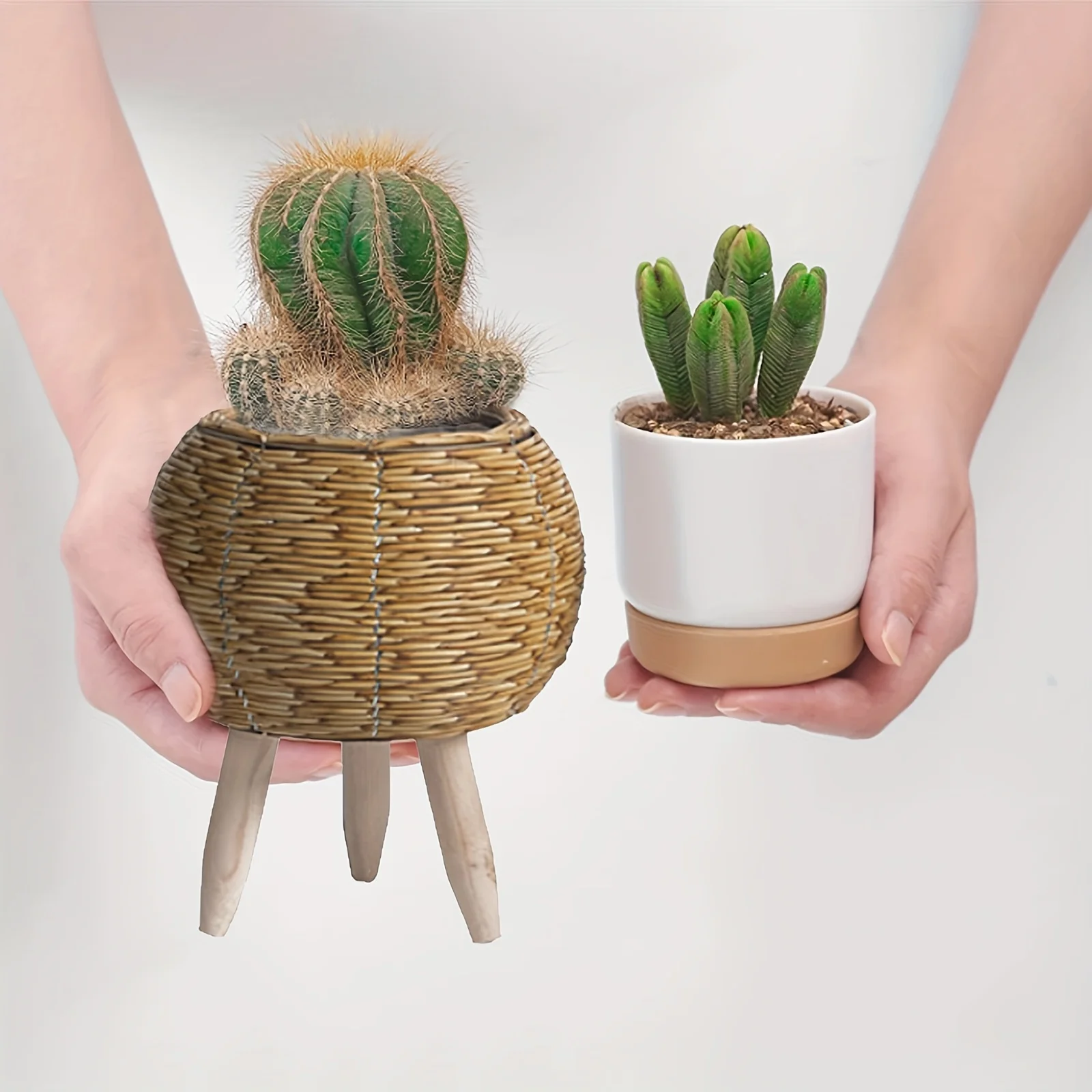 Encantadora maceta rústica de ratán con patas de madera, cesta de almacenamiento tejida versátil para plantas de interior/exterior y decoración
