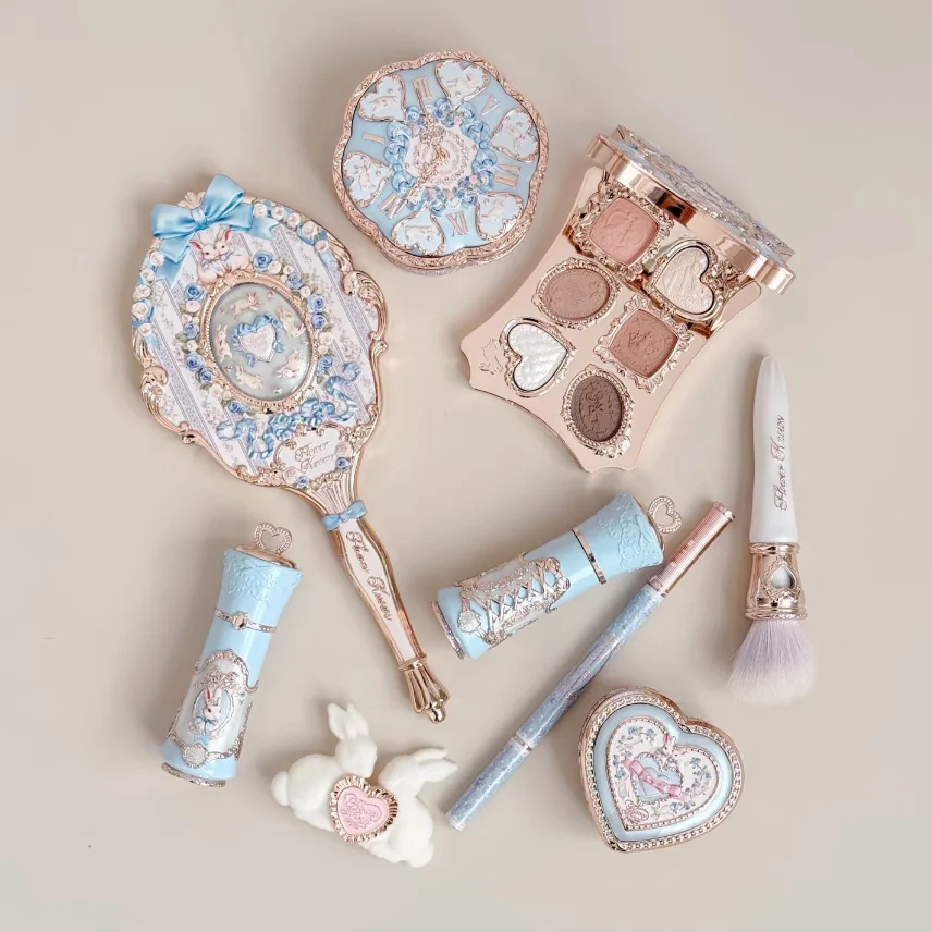 Set de Maquillaje Flower Knows, Colección Full Swan Bear Garden, Rubor en Polvo, Brillo Labial, Kit de Base, Todo en Uno