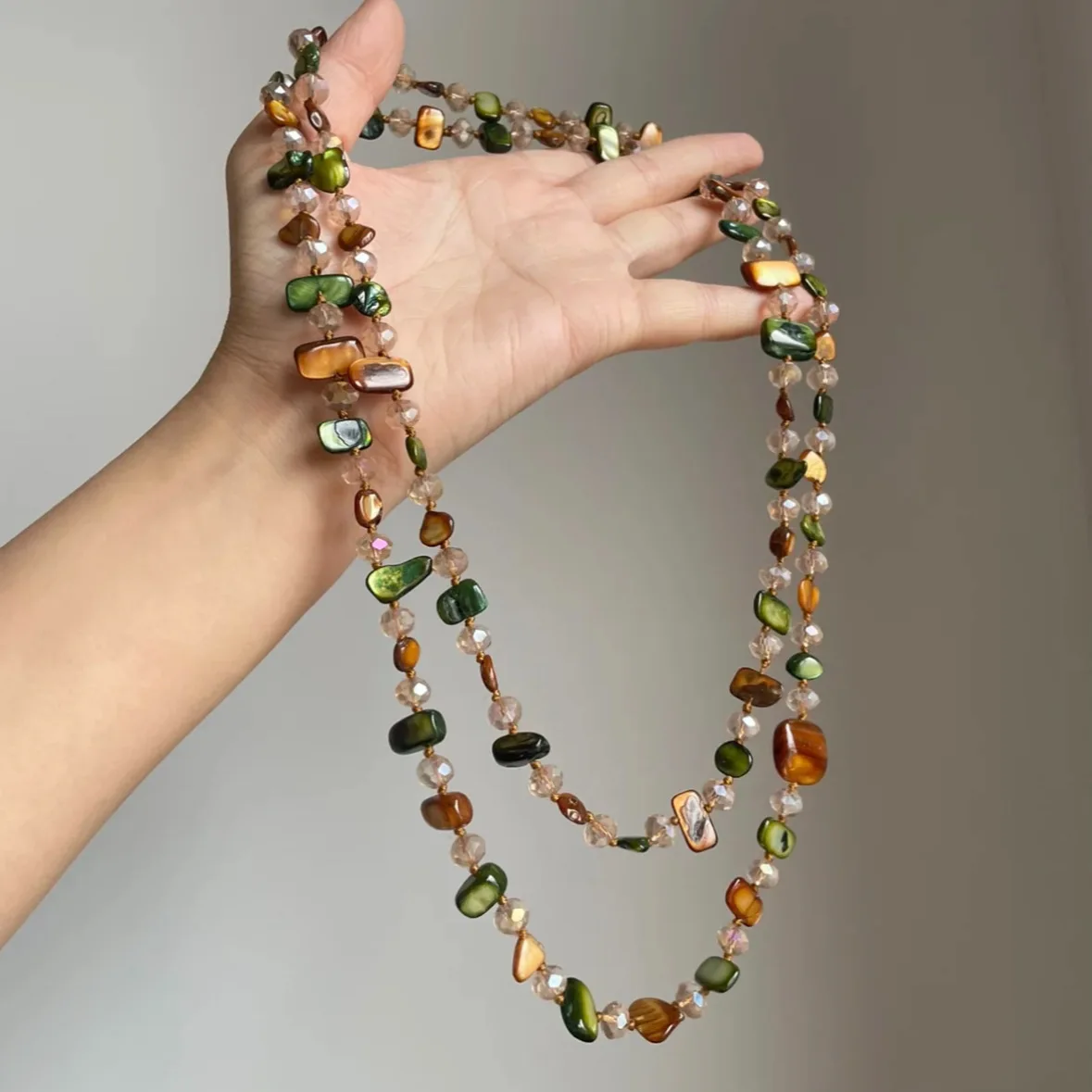 Collar de Doble Capa con Cuentas de Conchas Multicolores Estilo Bohemio Vintage ZAKOL, Collar Largo Moderno para Vacaciones