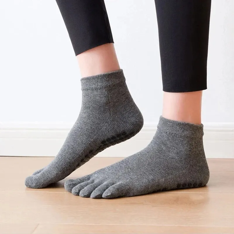 Calcetines de Pilates transpirables para mujer, medias antideslizantes de silicona de cinco dedos para Yoga, Ballet, baile, Fitness, deportes, algodón