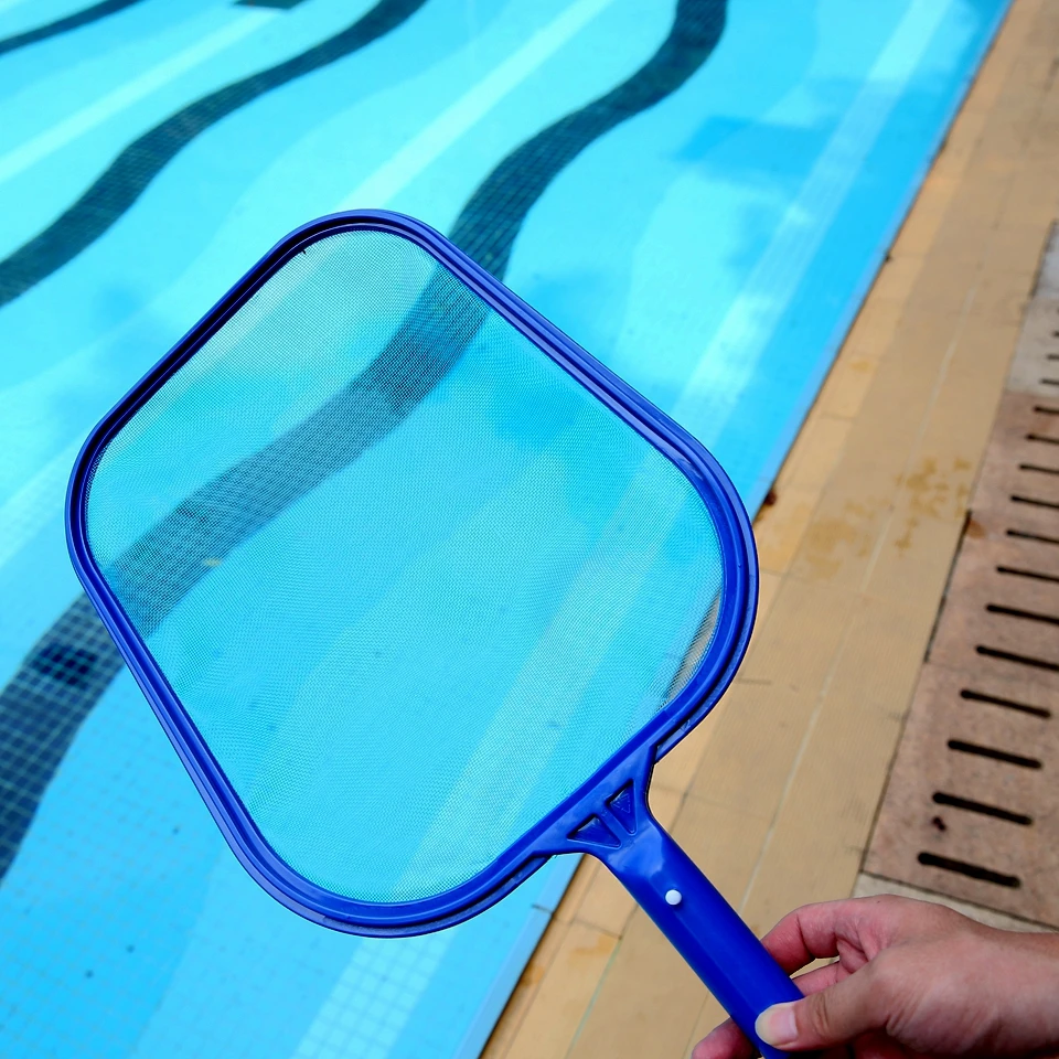 Rastrillo para hojas con red de malla, limpiador de superficies para piscinas y spas, herramienta esencial para el mantenimiento de piscinas.