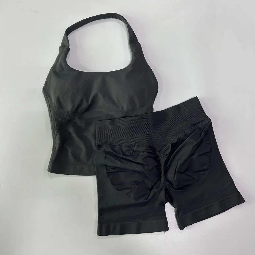Conjunto de yoga de 2 piezas para mujer: top halter sin espalda y shorts sin costuras de cintura alta, ideal para fitness y entrenamiento.