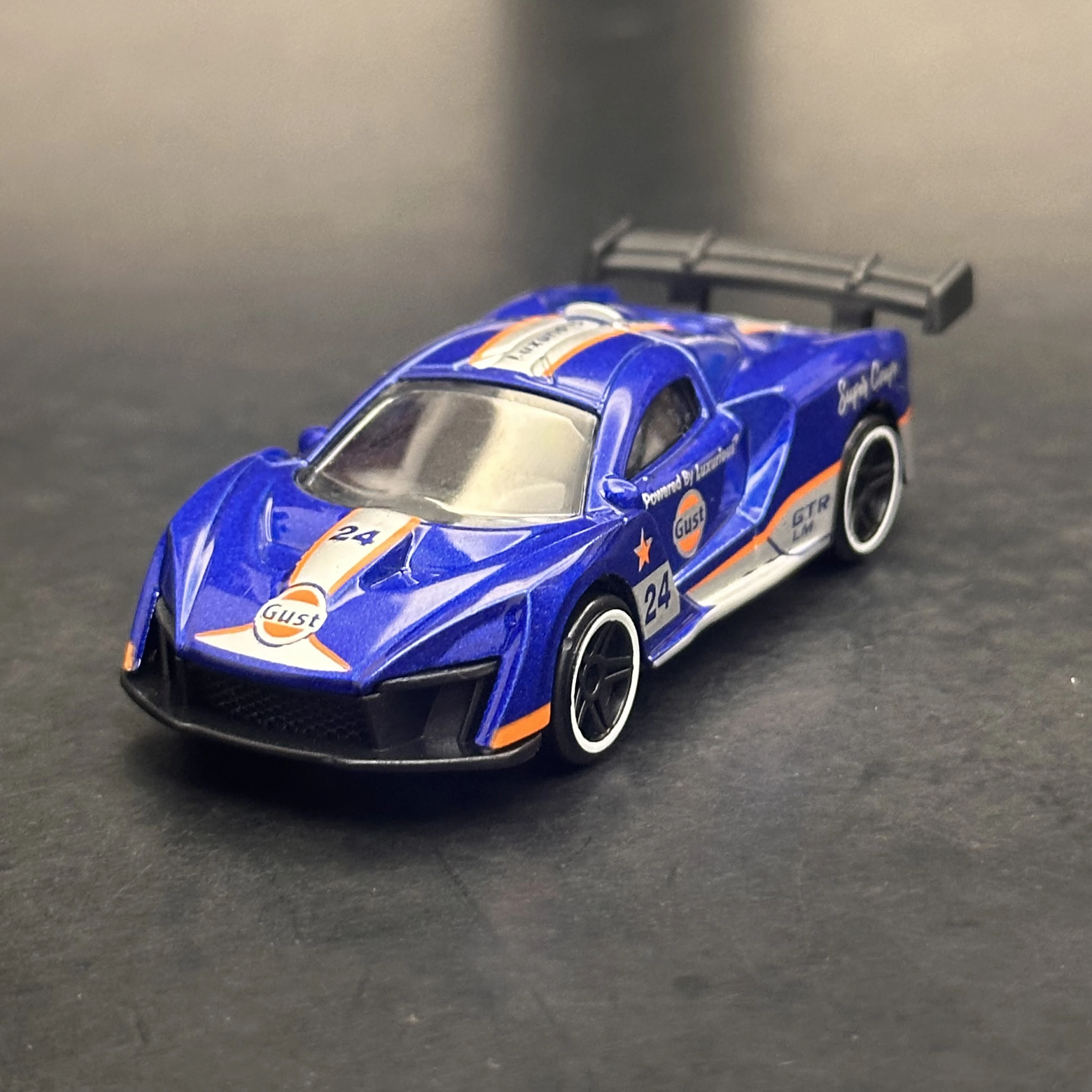 Modelo de coche de aleación fundida a presión a escala 1/64, mini vehículo de juguete con cuerpo de metal, regalo coleccionable realista para niños, cumpleaños y exhibición