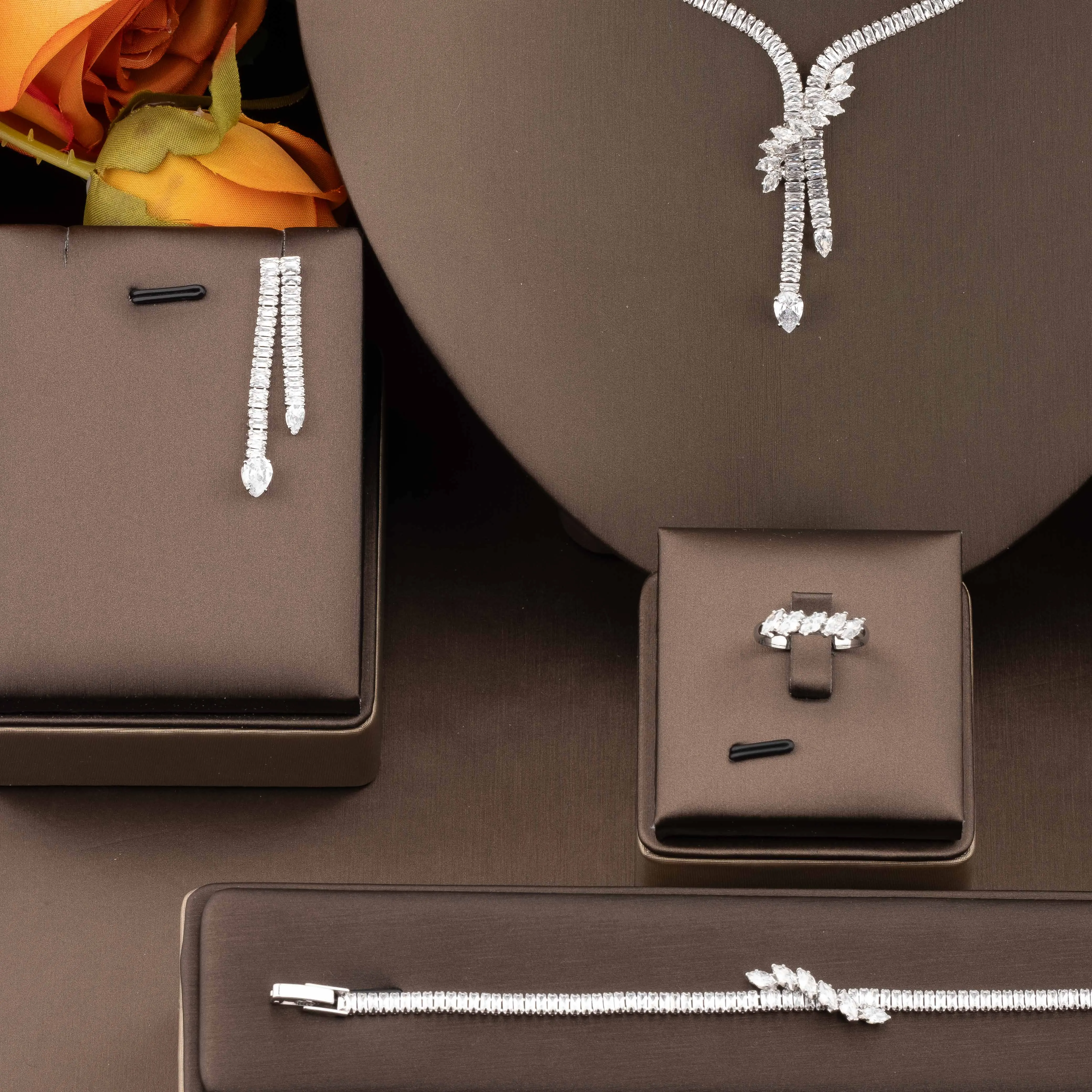 1 conjunto de joyas de circonita cúbica de alta calidad, lujosas y elegantes, con diseño de enredadera, adecuado para que las mujeres las usen en bodas y banquetes. Caja de regalo no incluida