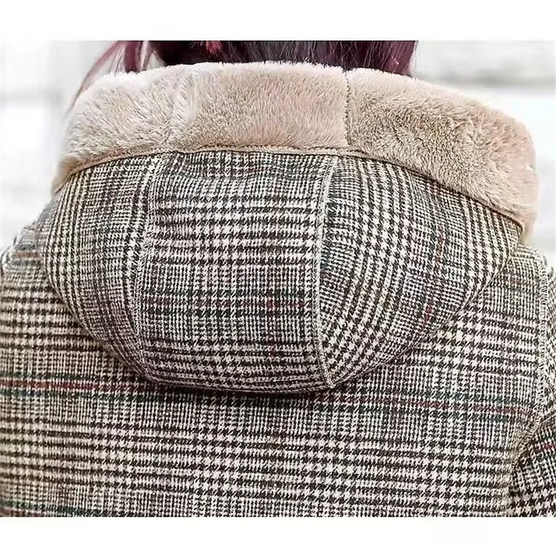 Abrigo Largo de Lana Gruesa con Capucha y Diseño a Cuadros, de Pelo de Conejo, Cálido y Elegante, para Mujer, Modelo H, Colección Invierno 2026