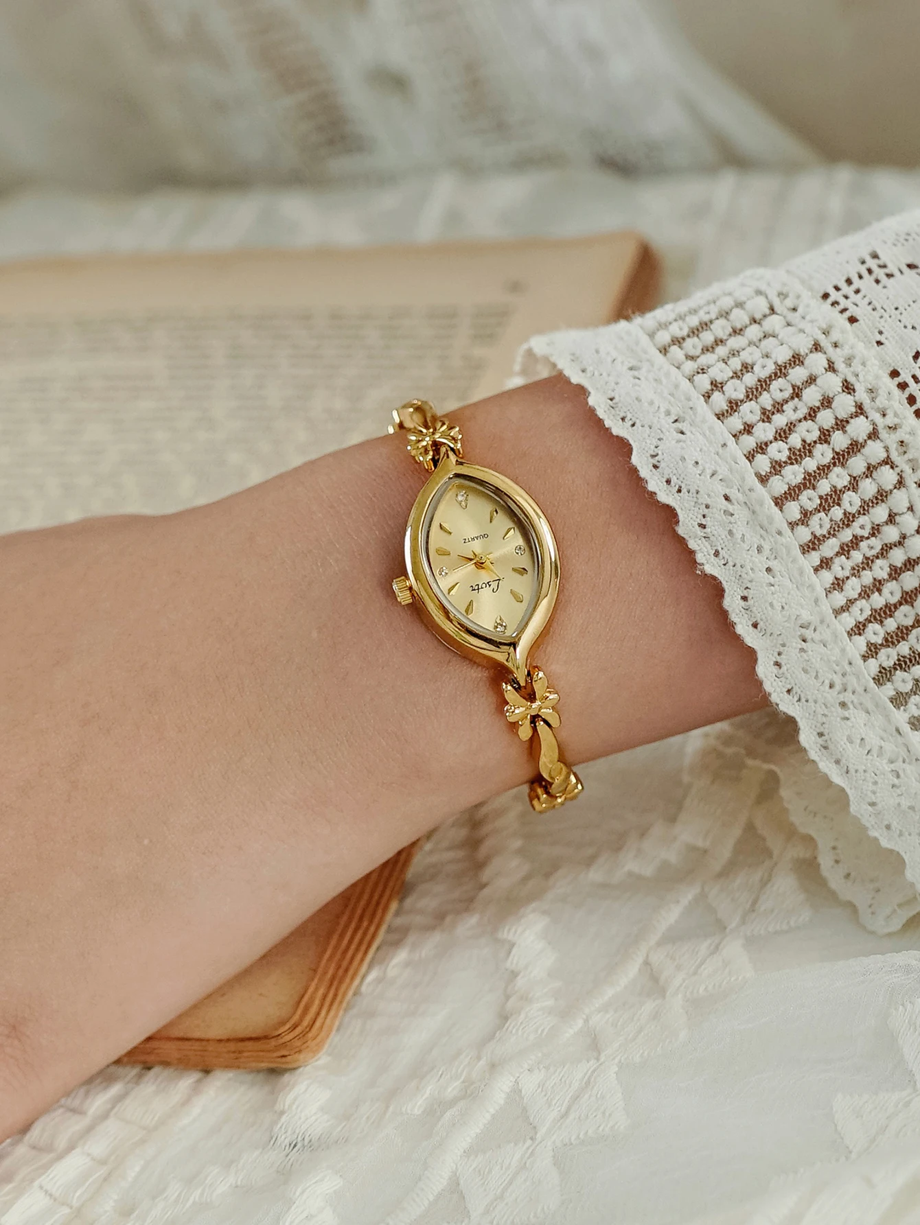 1 pieza de nuevo reloj francés retro dorado con esfera pequeña para mujer, pulsera moderna, sencilla, lujosa, elegante, compacta e impermeable, reloj de cuarzo para mujer, adecuado para muñecas decorativas para uso diario, cena y otras ocasiones
