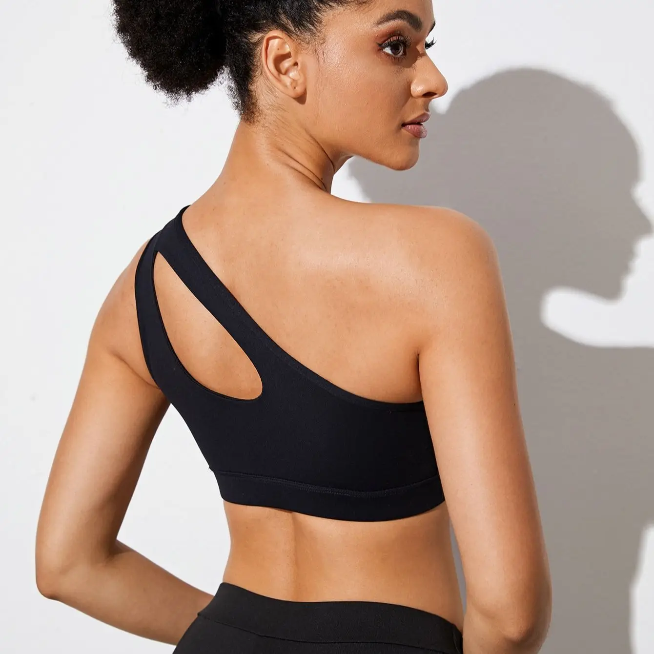 Sujetador deportivo para mujer, sujetadores de realce para Fitness, sujetador de Yoga a prueba de golpes con un hombro, sujetador para correr y Yoga blanco y negro, chaleco Sexy