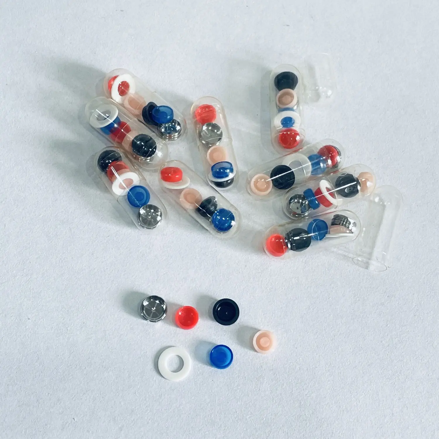 Kit Universal de Herramienta Localizadora y Tapas de Retención para Fijación de Abutments de Implantes Dentales y Sobredentaduras