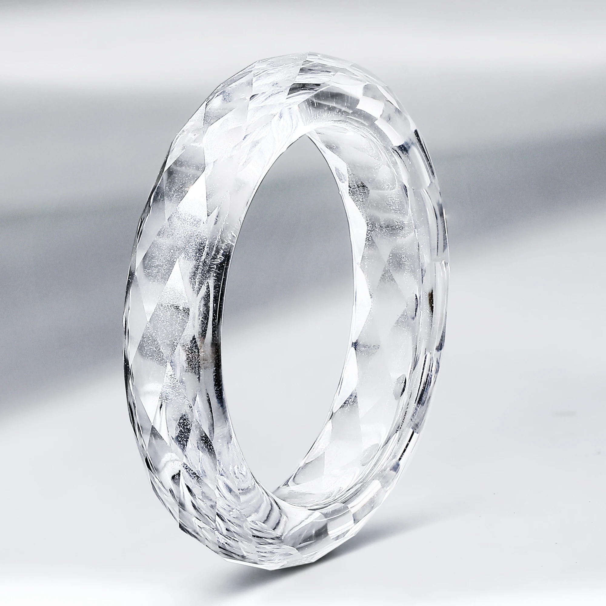 Anillo de zafiro blanco cultivado en laboratorio Eme Jewe, adecuado para uso diario.