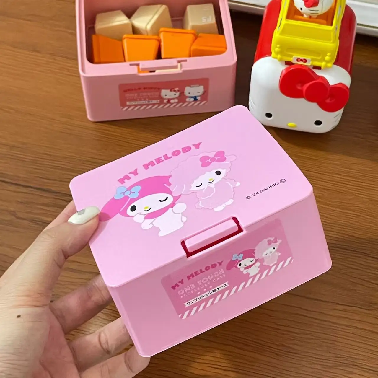 1 pieza de caja de almacenamiento de plástico Hellokitys Kuromi con tapa de apertura a presión - Almacenamiento moderno para hilo dental, almohadillas cosméticas y objetos pequeños