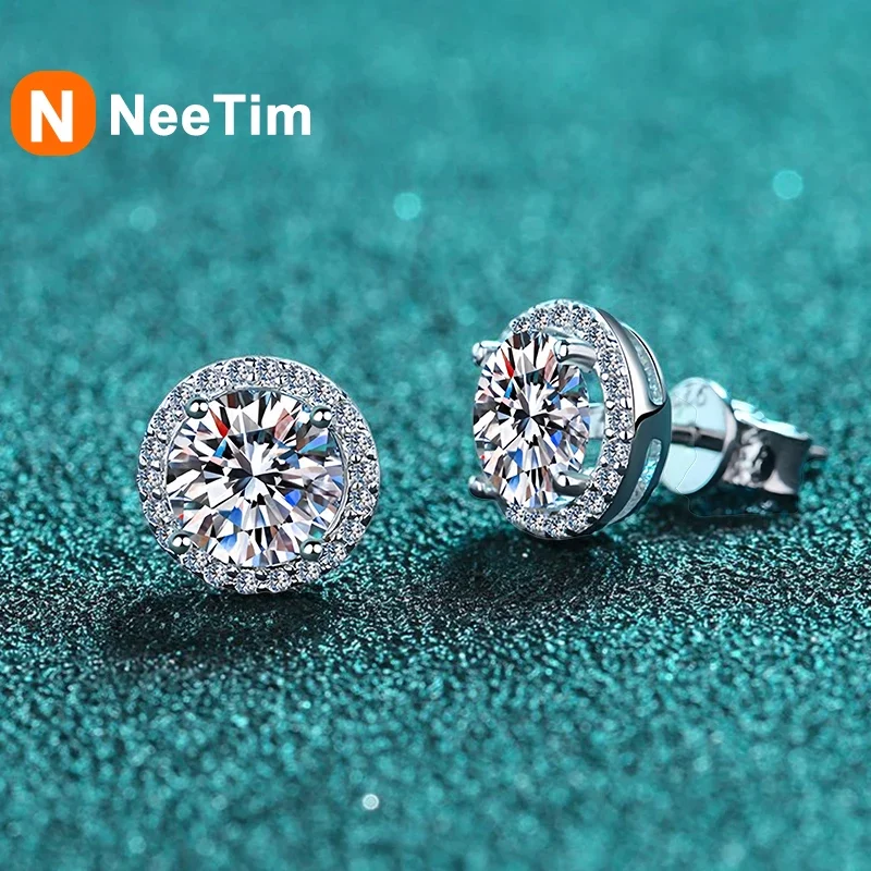 Pendientes de tuerca con moissanita NeeTim para mujer, de plata de ley S925 con baño de oro blanco, ideales para bodas y como joyería fina.